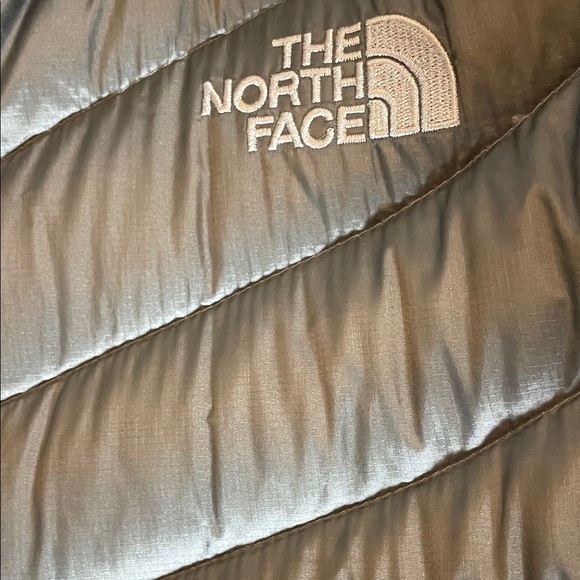 The North Face Women's Gray Quilted Down Puffer Jacket. Outdoor adventure size M - Picture 2 of 16